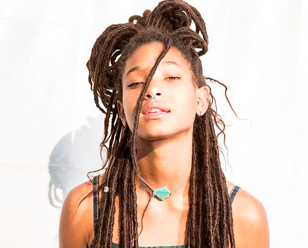 Willow Smith axila sem depilar