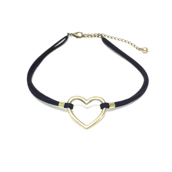 No site da Juliana Galvão (R$23), o único detalhe diferente é o couro preto. No site da Juliana Galvão (R$23), o único detalhe diferente é o couro preto.