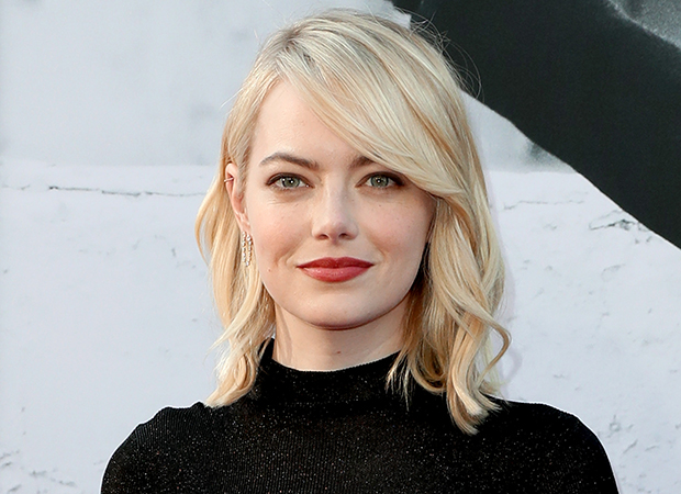 Emma Stone loira com franja lateral e expressão levemente sorridente.