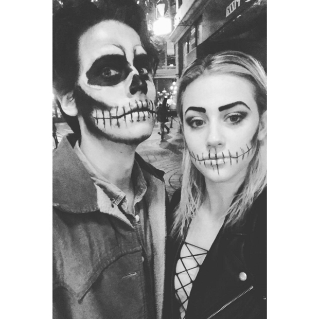 lili-reinhart-cole-sprouse-usam-fantasias-combinando-no-halloween lili-reinhart-cole-sprouse-usam-fantasias-combinando-no-halloween