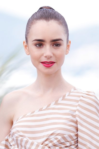 Lily Collins já revelou que, na adolescência, <a href="https://beta-develop.capricho.abril.com.br/beleza/lily-collins-fala-sobre-sobrancelhas-ser-diferente-e-lindo/">tinha muita insegurança em relação aos fiozinhos</a>. Ainda bem que hoje ela não se sente mais assim!