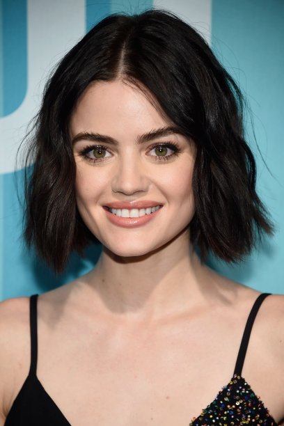 A marca registrada da Lucy Hale são as sobrancelhas grossas, mas acredita que ela disse que <a href="https://beta-develop.capricho.abril.com.br/beleza/a-atriz-lucy-hale-revelou-seu-maior-arrependimento-de-beleza/">exagerava na pinça quando era mais nova</a>?