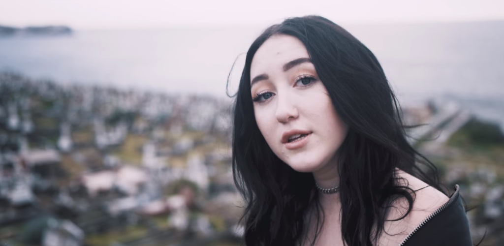 noah-cyrus-clipe-again-cemiterio