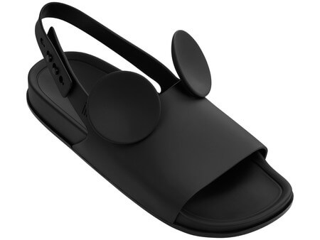 A beach Slide Sandal custa R$160. A beach Slide Sandal custa R$160.
