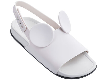 A beach Slide Sandal custa R$160. A beach Slide Sandal custa R$160.