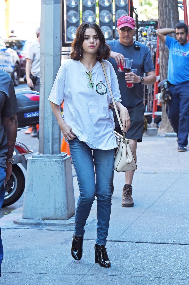 selena gomez street style jeans