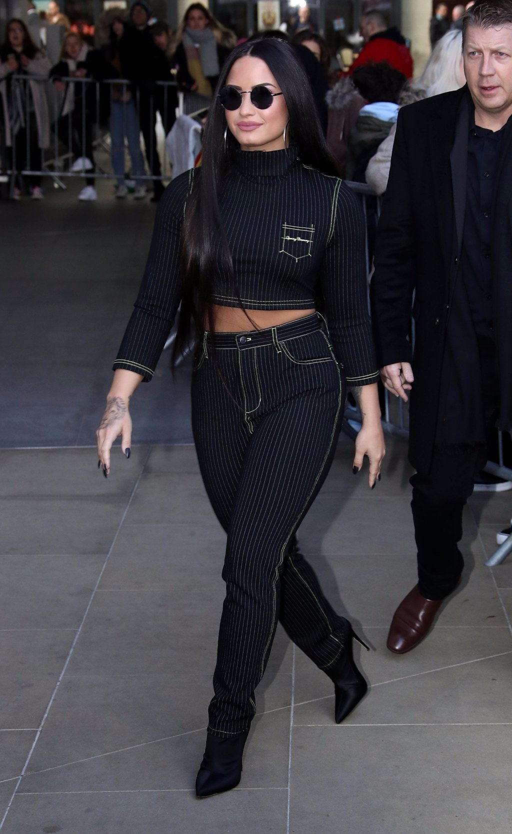 demi-lovato-conjunto-preto-look-do-dia