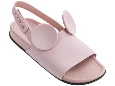 A beach Slide Sandal custa R$160. A beach Slide Sandal custa R$160.