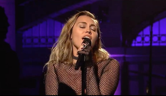 miley-cyrus-vestido-de-estilista-brasileiro-snl