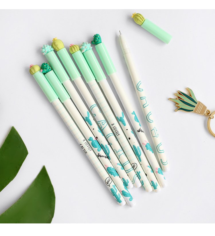 Caneta Cacto <a href="https://www.brilhosepurpurinas.com.br/canetas/Caneta-cacto-pequeno">Brilhos e Purpurinas</a> (R$ 8,90 cada*).