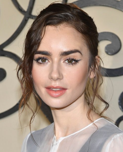 A Lily Collins preferiu uma boca nude mais puxada para o pêssego.