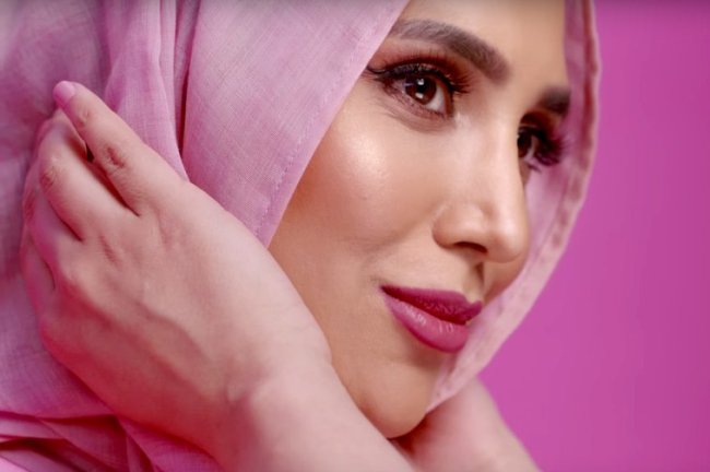 loreal-paris-uk-hijab-model-amena-khan