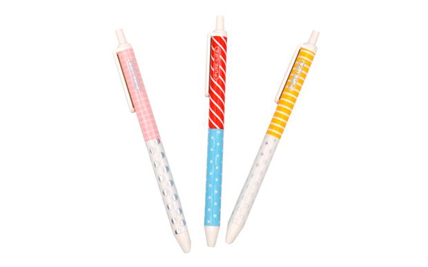 Canetas estampadas <a href="https://www.lapapeterie.com.br/canetas-e-lapis/284-caneta-pure-life.html">La Papeterie</a> (R$ 12 cada*).