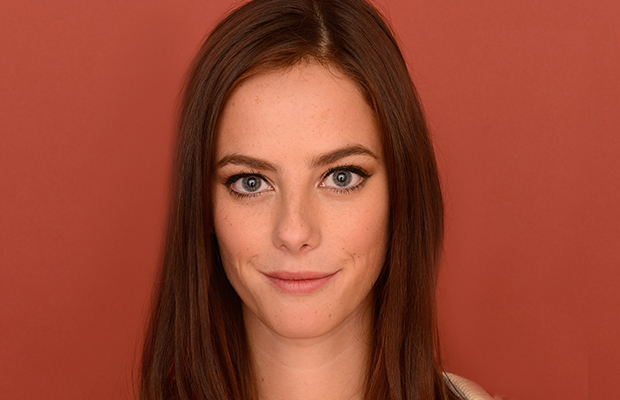 Mãezona! Kaya Scodelario denunciou assédio pensando no filho Kaya Scodelario olhando para a câmera com um leve sorriso no rosto