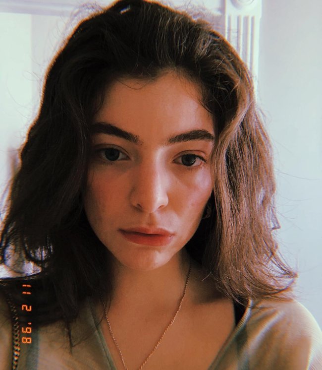 lorde-fala-sobre-suas-espinhas-acne-sem-maquiagem