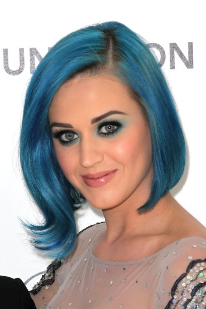 Saudades de cor? Em fevereiro de 2012, Katy apostou no chanel azul