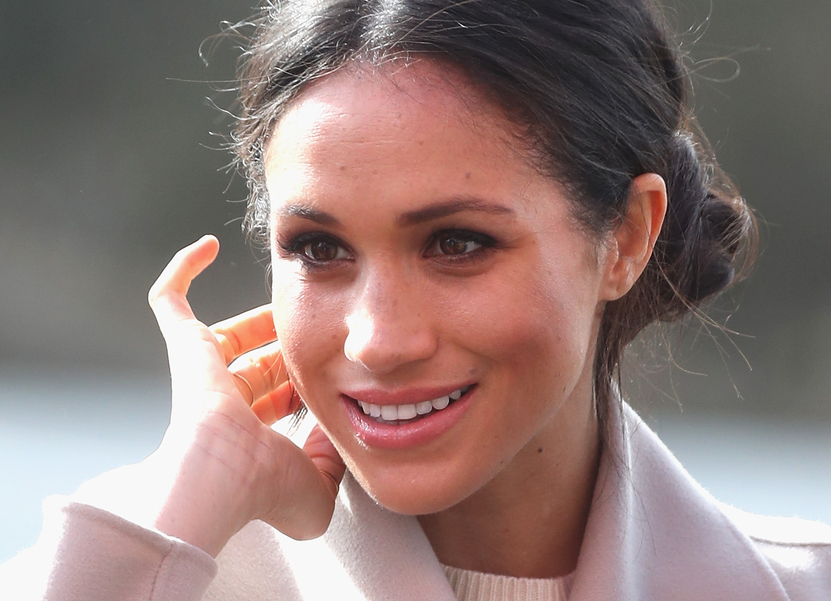 meghan-markle-coque-lateral-quebra-de-tradição meghan-markle-coque-lateral-quebra-de-tradição