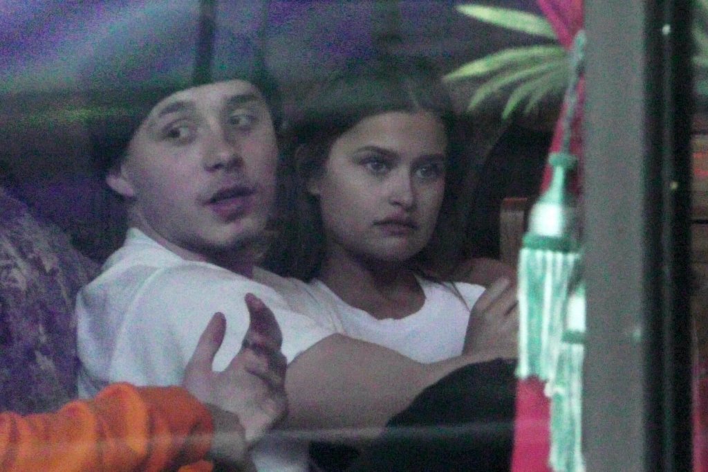 Brooklyn Beckham aos beijos com a modelo Lexi Wood