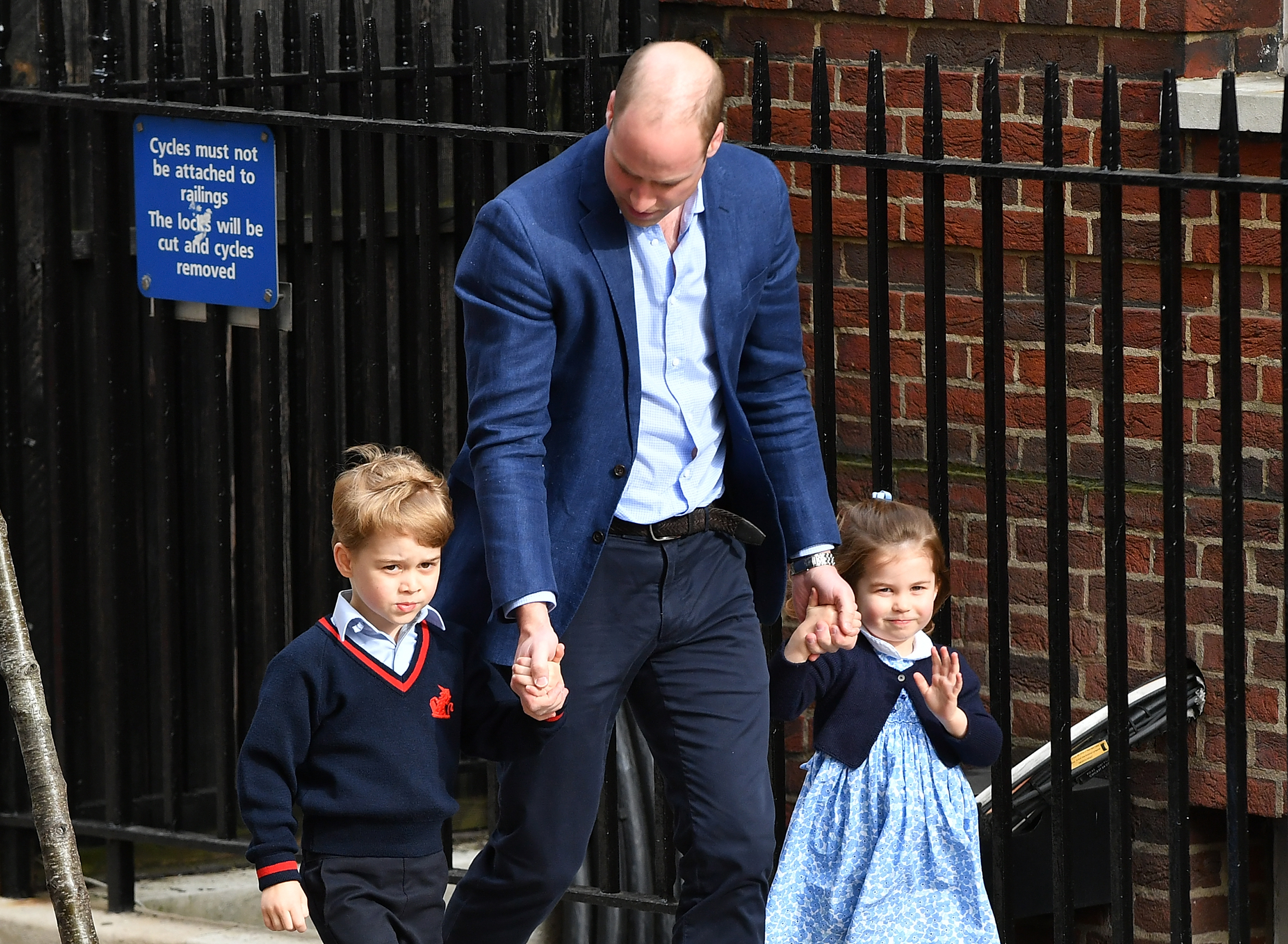 principe-george-e-princesa-charlotte-conhecem-irmaozinho Príncipe William leva seus filhos, príncipe George e princesa Charlotte, para conhecerem seu novo irmãozinho