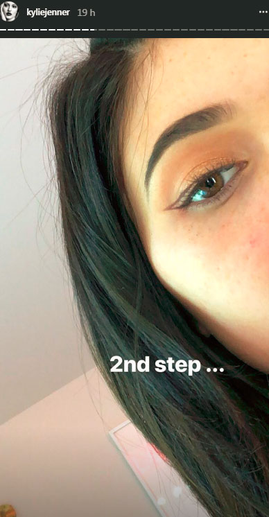 kylie-jenner-tutorial-delineado-gatinho-2 kylie-jenner-tutorial-delineado-gatinho
