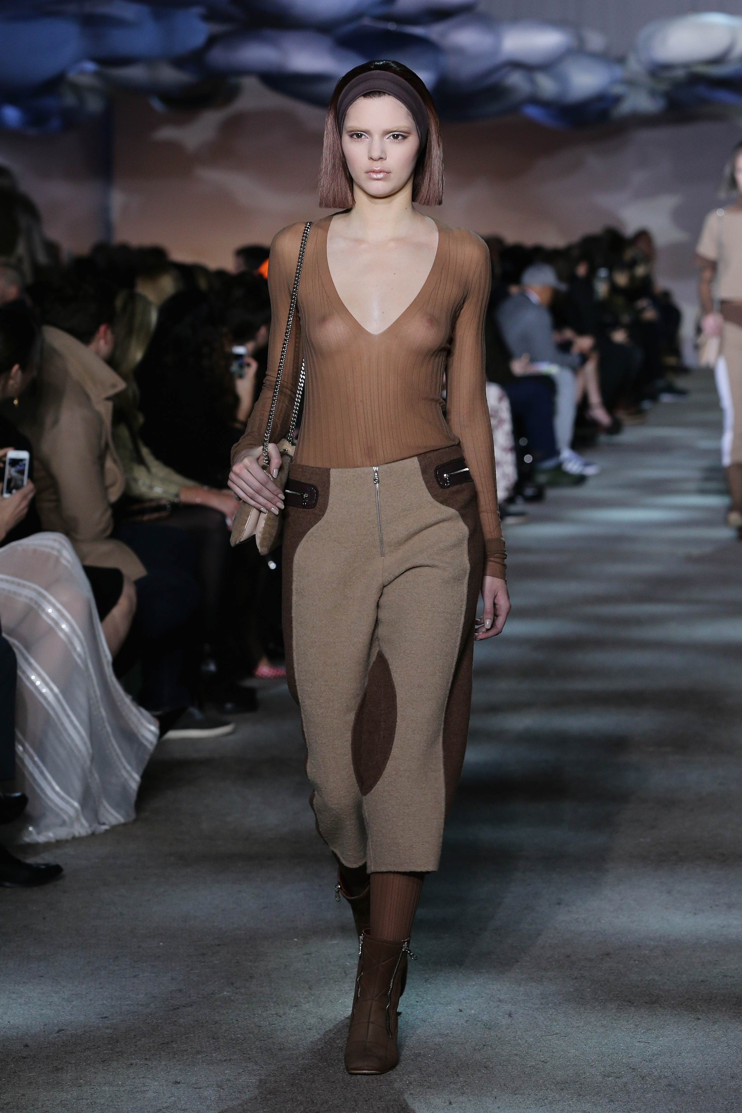 kendall-jenner-look-sem-sutiã kendall-jenner-look-sem-sutiã