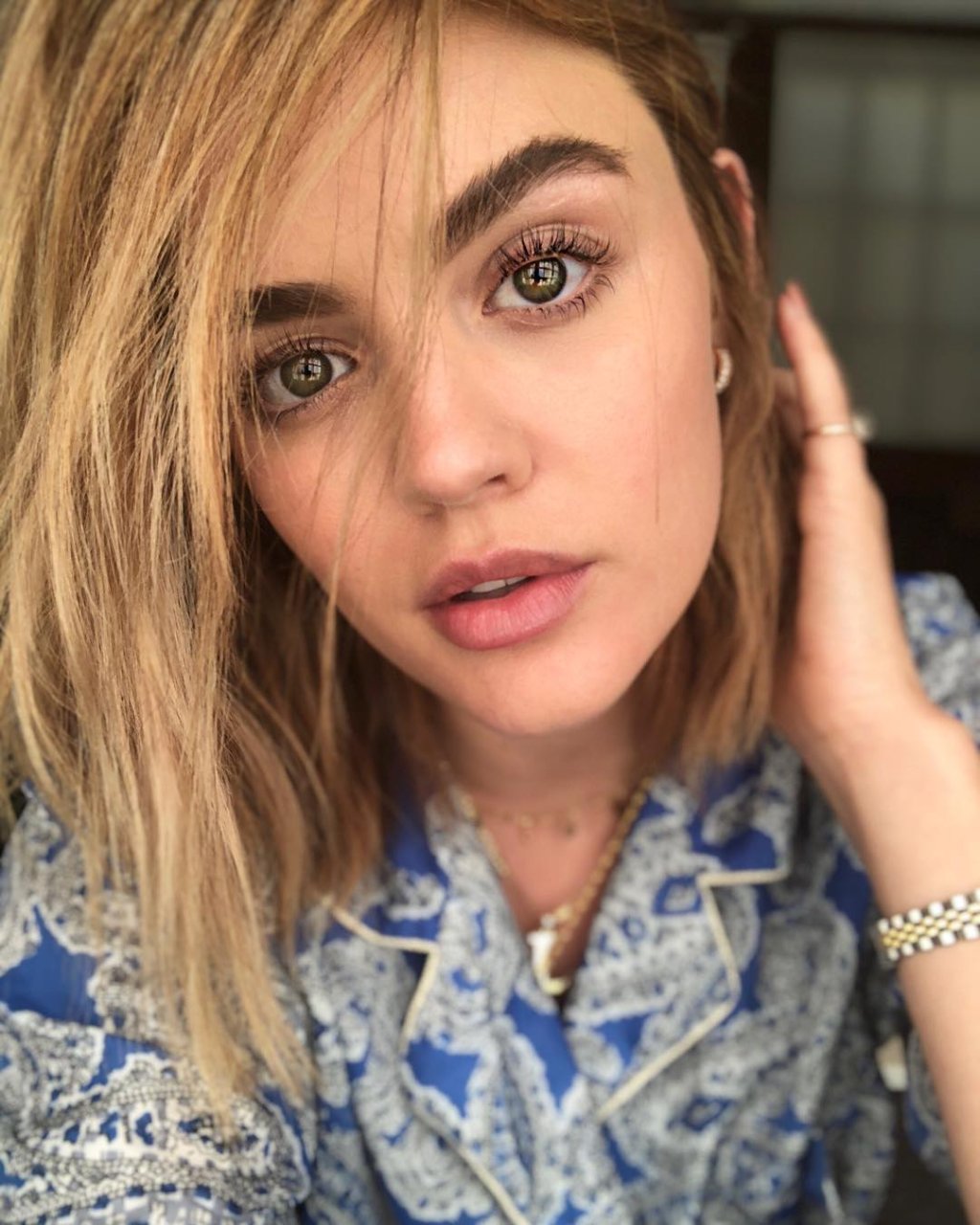 lucy-hale-come-tarantula-camboja