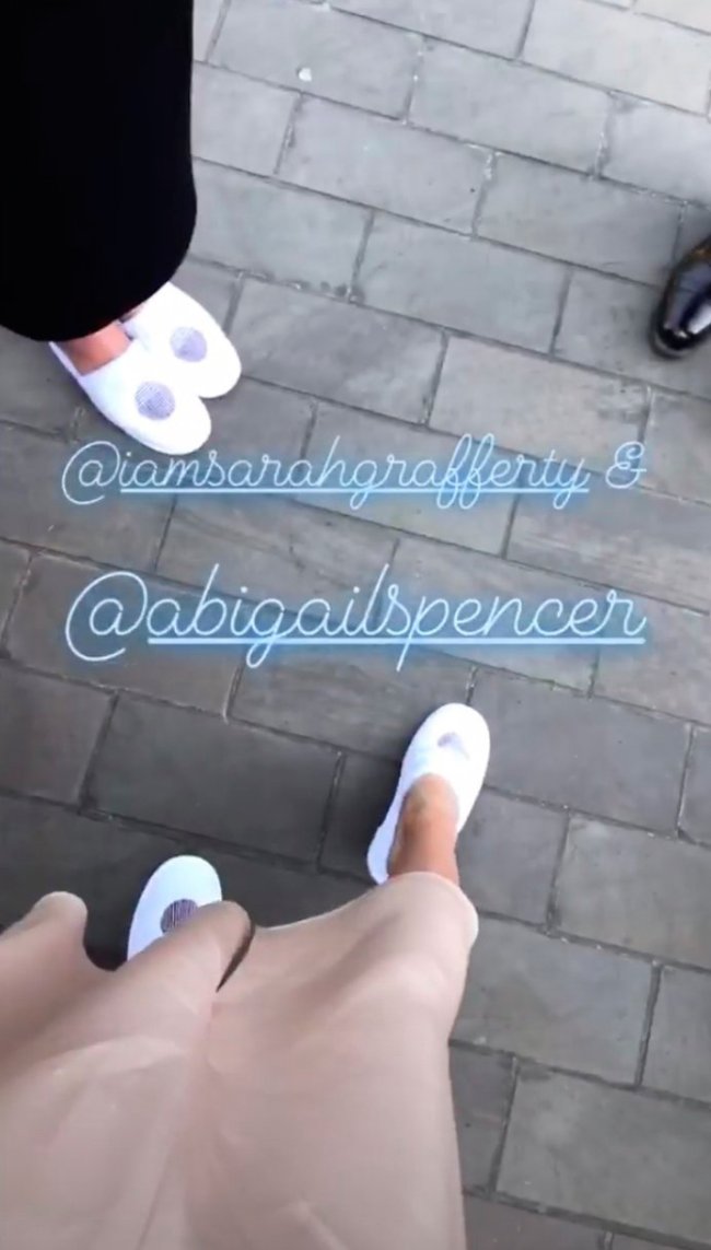 troian-bellisario-chinelo-casamento-real