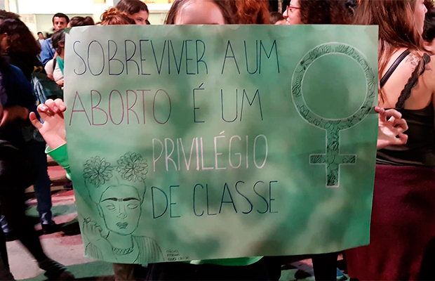 Por que as brasileiras estão protestando pela descriminalização do aborto?