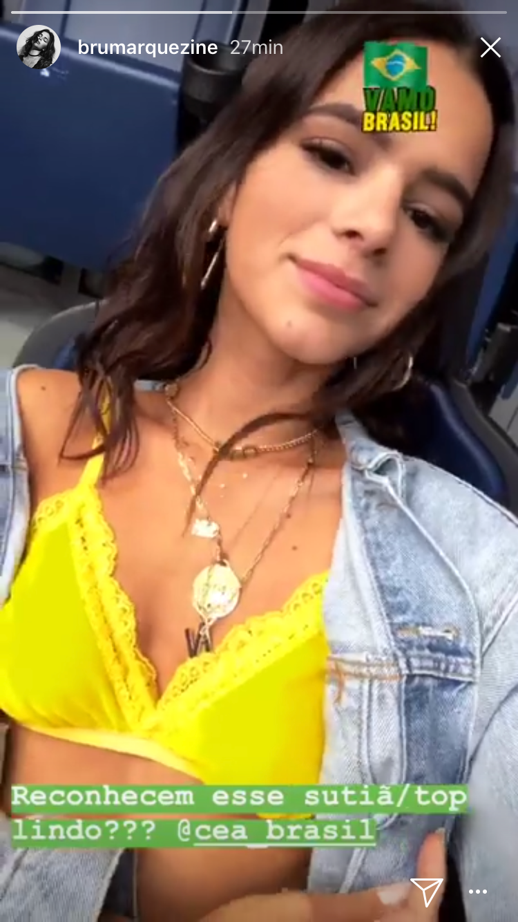 Bruna Marquezine de sutiã amarelo no jogo Brasil x Costa Rica, da Copa do Mundo 2018.