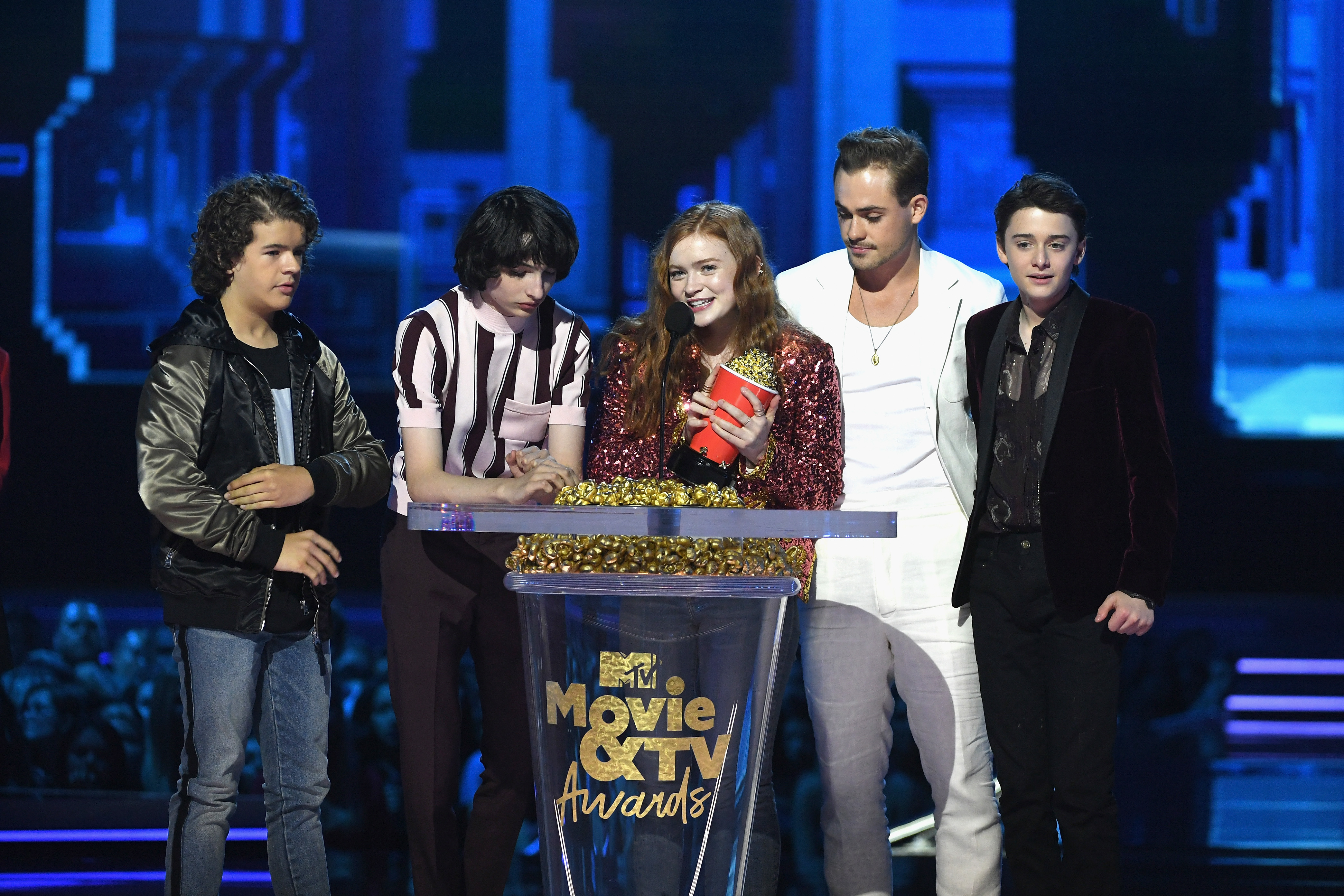 2018 MTV Movie And TV Awards - Gaten Matarazzo, Finn Wolfhard, Sadie Sink, Dacre Montgomery, e Noah Schnapp representando Stranger Things como 'Melhor Série' 2018 MTV Movie And TV Awards - Gaten Matarazzo, Finn Wolfhard, Sadie Sink, Dacre Montgomery, e Noah Schnapp representando Stranger Things como 'Melhor Série'