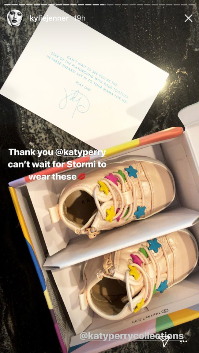 presente katy perry stormi presente katy perry stormi