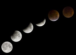 céu escuro com seis imagens da lua dispostas em uma diagonal ascendente. O astro vai ficando encoberto, indo da forma Cheia à Nova