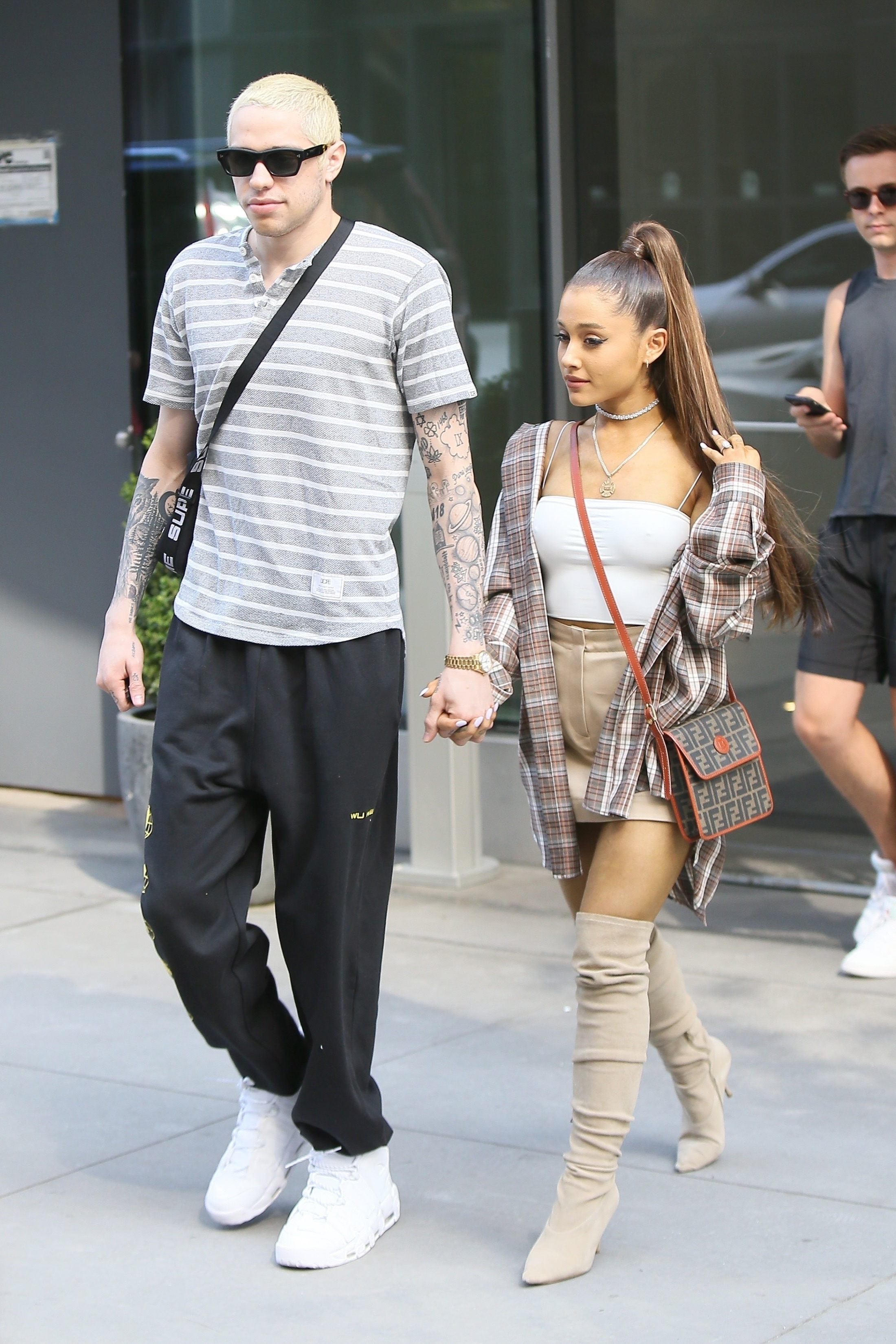 ariana-grande-look-street-style-top-bota Ariana Grande usando o top brami no street style com minissaia e bota