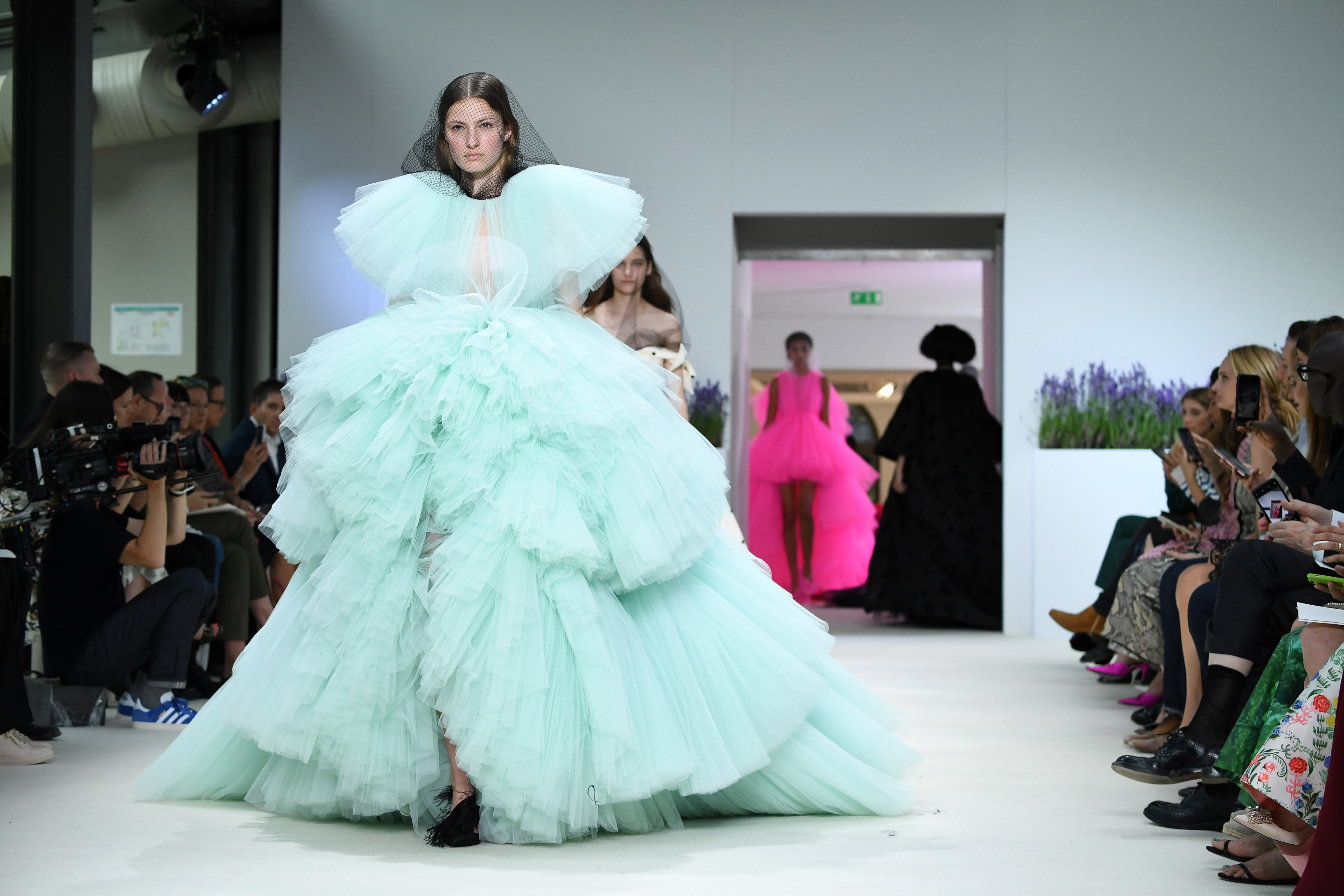 vestido-tule-giambattista-valli-alta-costura Modelo desfilando vestido de tule adorado pelas famosas no desfile de Alta-Costura de Giambattista Valli.