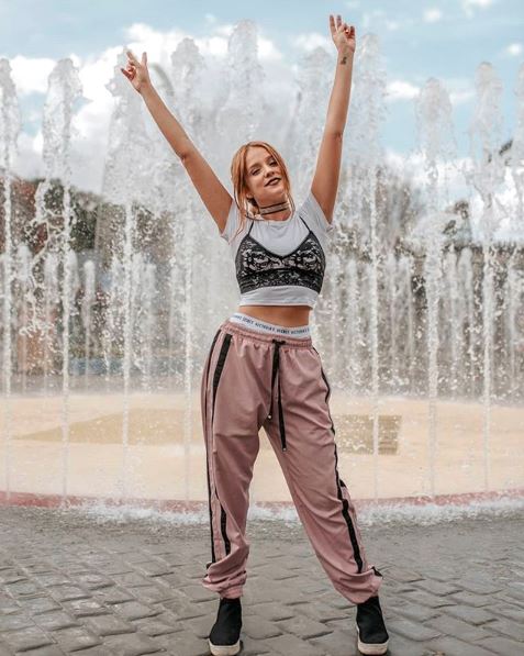 Gabi Lopes usou top de renda com camisetinha em seu aniversário de 24 anos no Hopi Hari.