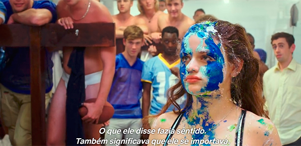 Os perigosos clichês de comédias românticas que A Barraca do Beijo repete