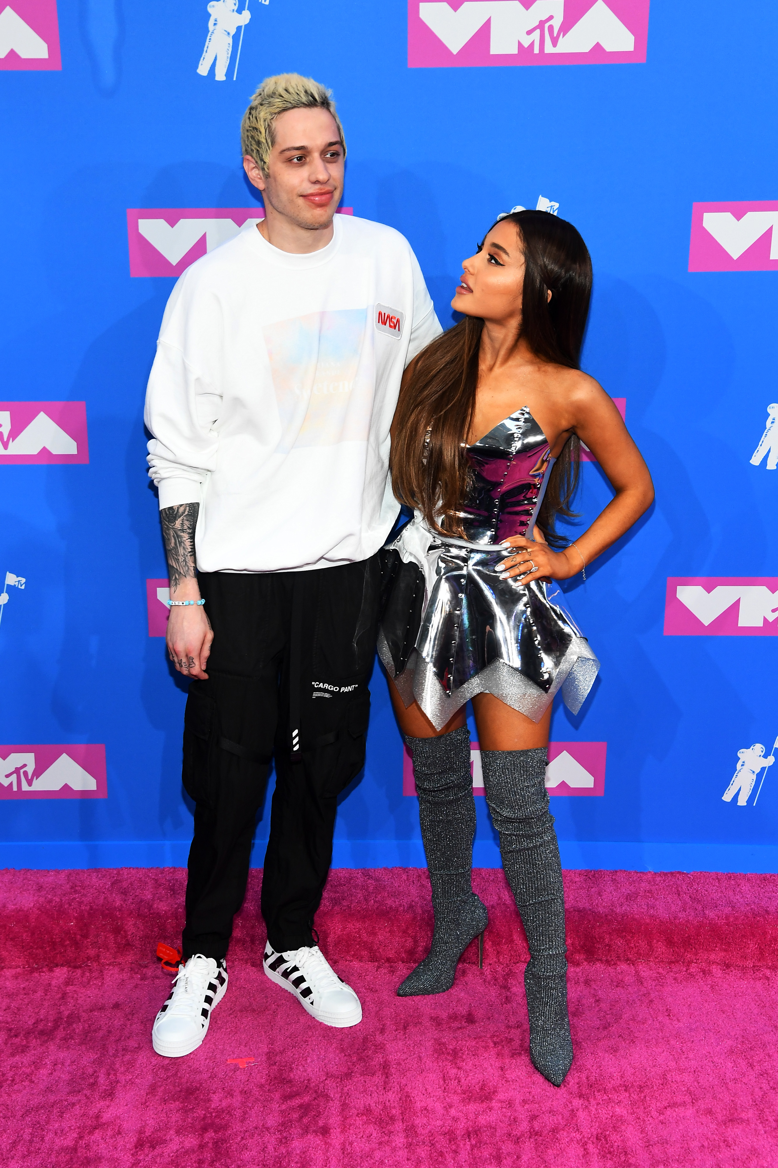 ariana-grande-vma-2018-red-carpet Pete Davison e Ariana Grande no red carpet do VMA 2018.
