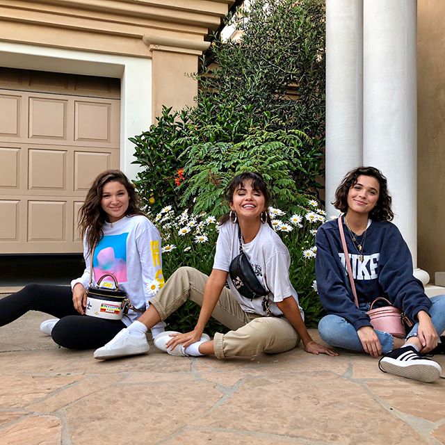 selena-gomez-bolsas2 Selena Gomez e as amigas Caroline e Connar.