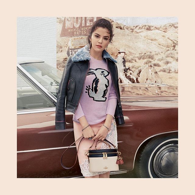 selena-gomez-coach Selena Gomez lança coleção de roupas em parceria com a Coach