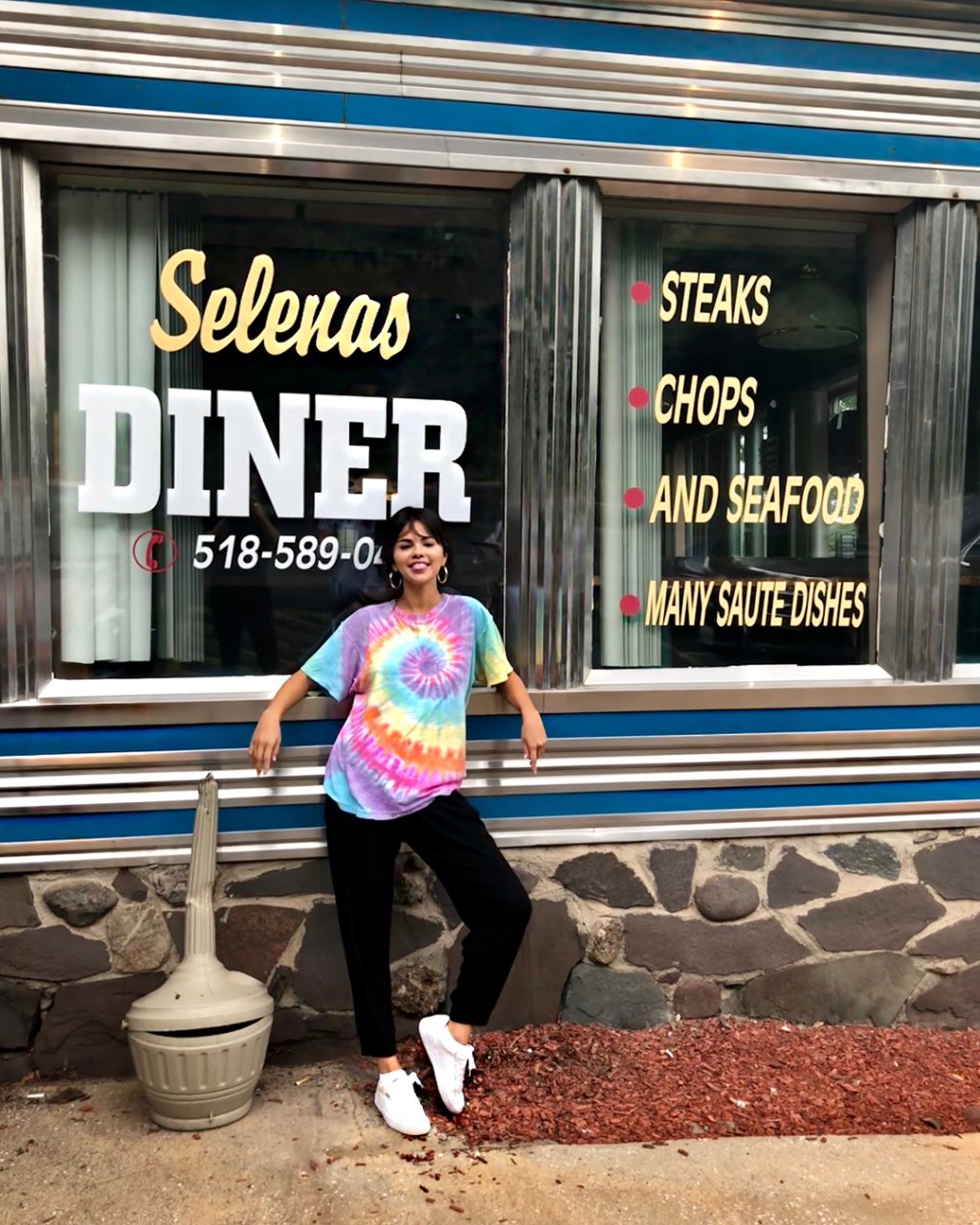 selena-gomez-garconete-restaurante