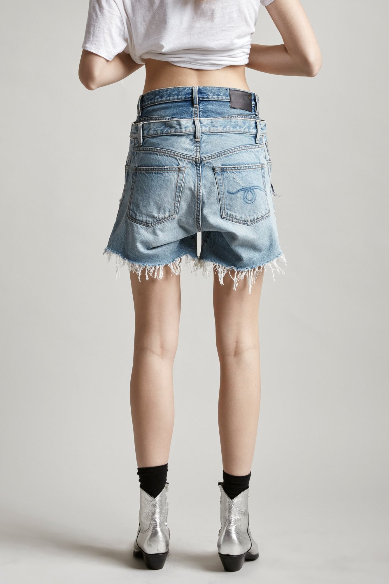 short-jeans Esta marca costurou dois shorts jeans e criou uma peça só