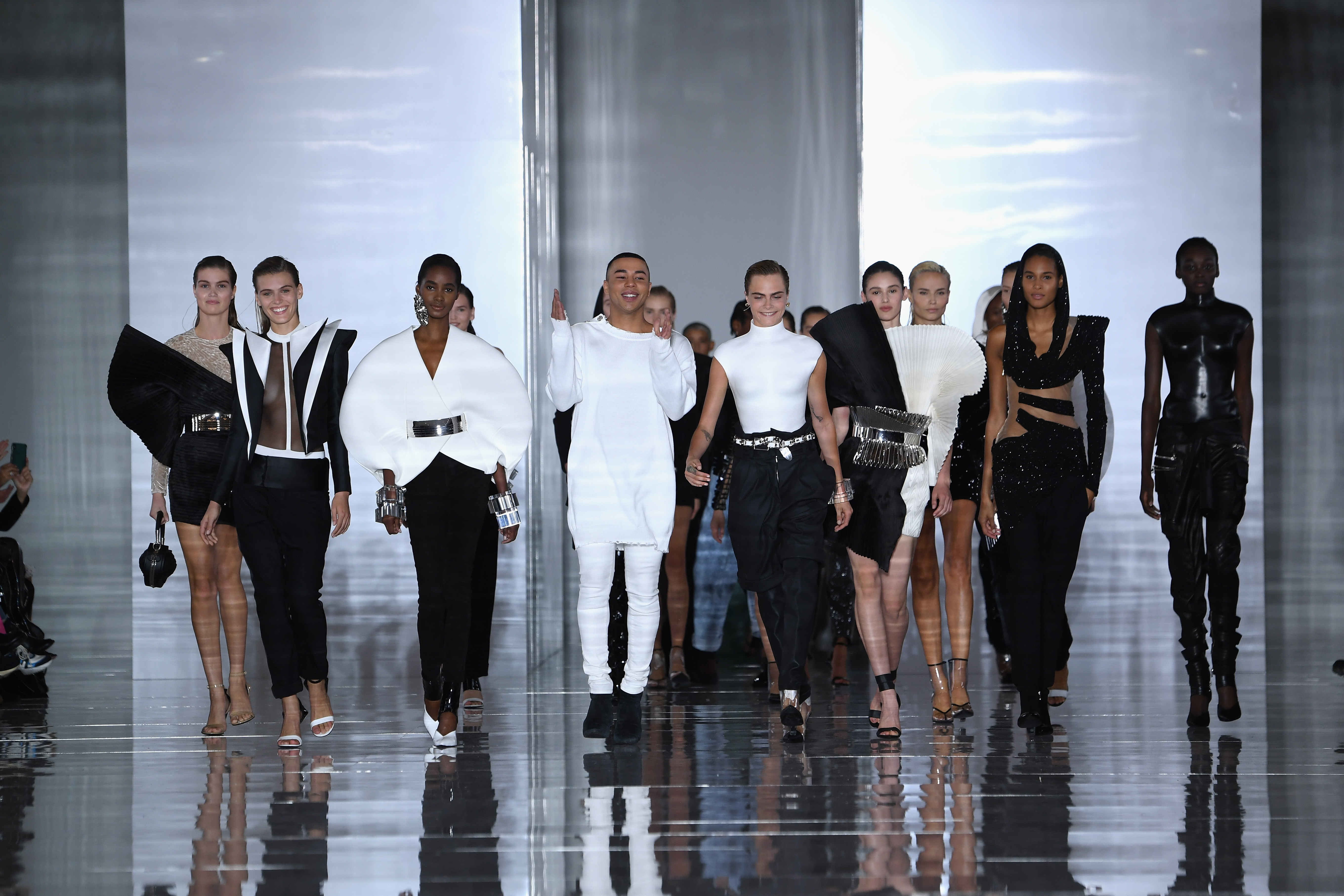 Olivier Rousteing comemorando com as modelos no final do desfile da Balmain.