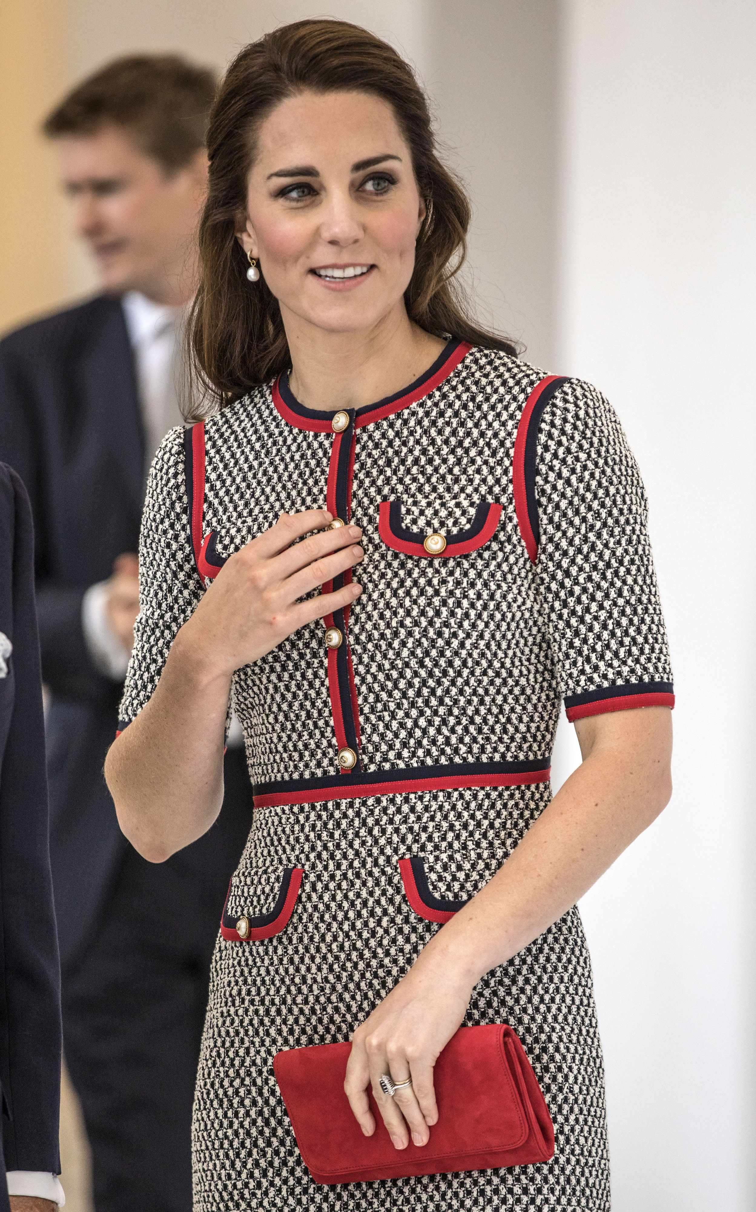 The Duchess Of Cambridge Visits The New V&A Exhibition Road Quarter garota se vestiu como kate middleton, meghan markle e rainha elizabeth
