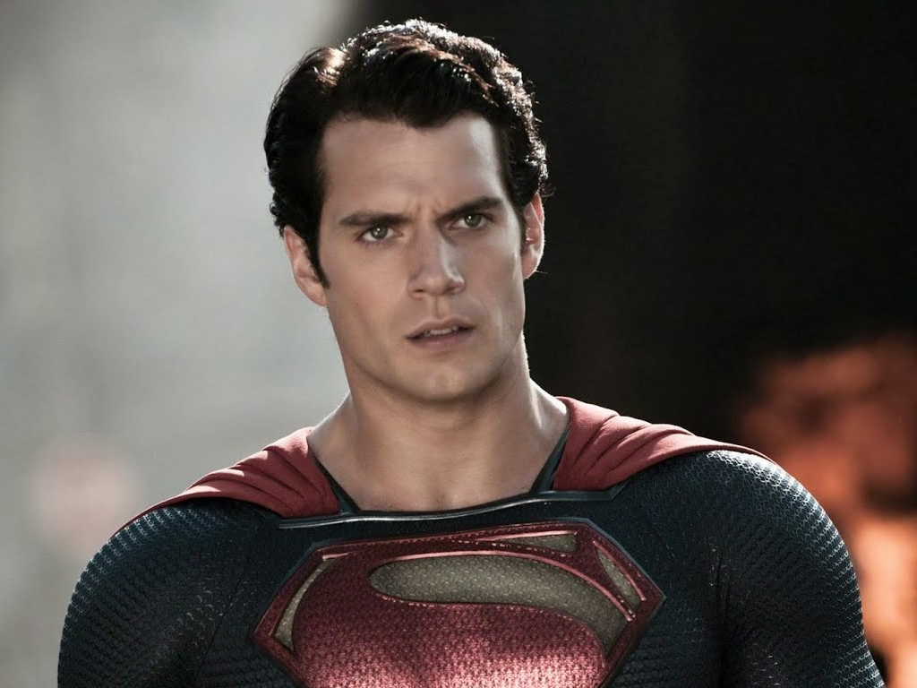 Henry Cavill caracterizado com uniforme do Superman com expressão de confusão