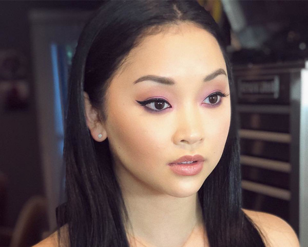 lana-condor-maquiagem0sombra-lilas-delineador-gatinho lana-condor-maquiagem0sombra-lilas-delineador-gatinho