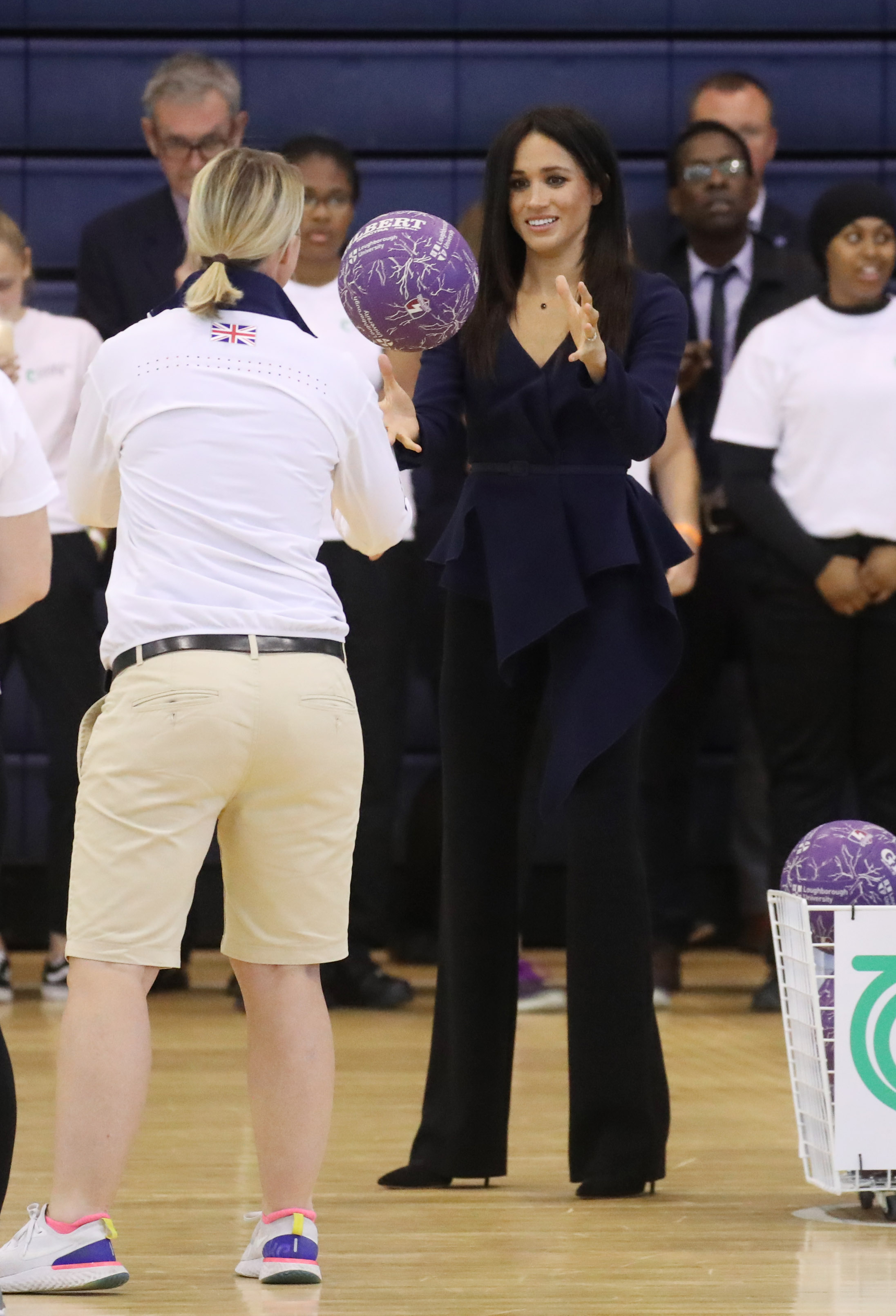 meghan-markle-jogando-basquete-salto meghan-markle-jogando-basquete-salto