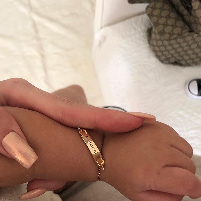 pulseira-stormi-kylie-jenner A pulseira Cartier que a Kylie Jenner deu para a Stormi.