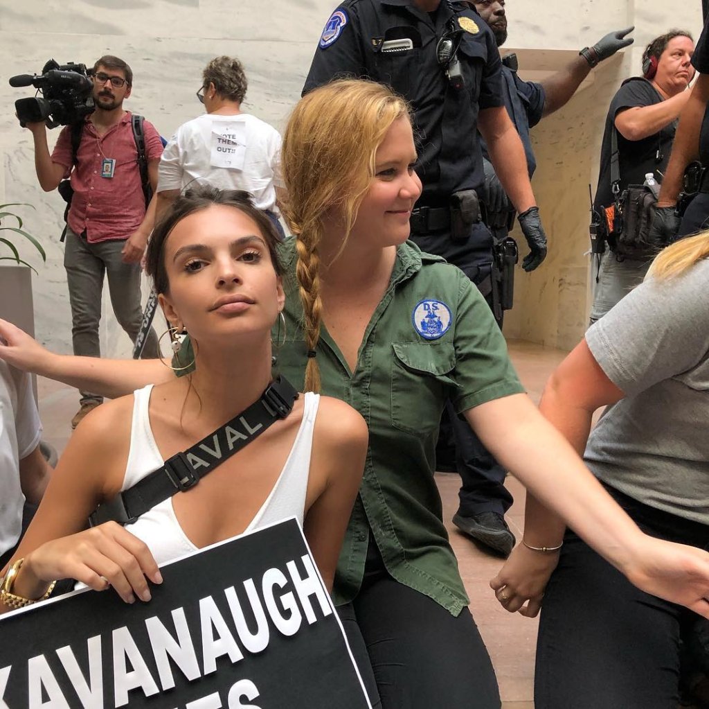 amy-schumer-emily-ratajkowski-presas-em-protesto