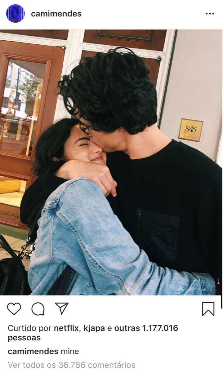 camila-mendes-charles-melton-assumem-namoro