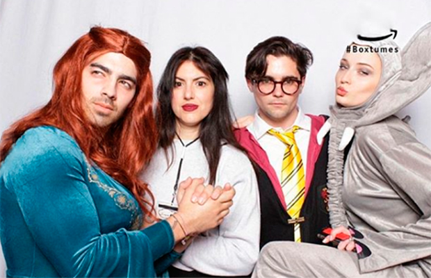 Uma homenagem dessas! Joe Jonas vira ‘noiva’ Santa Stark para o Halloween